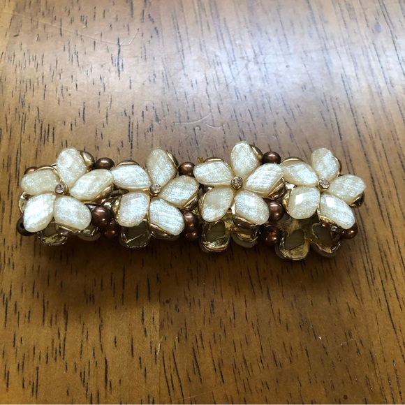 Pretty Bracelet with Flower Design - Picture 2 of 5
